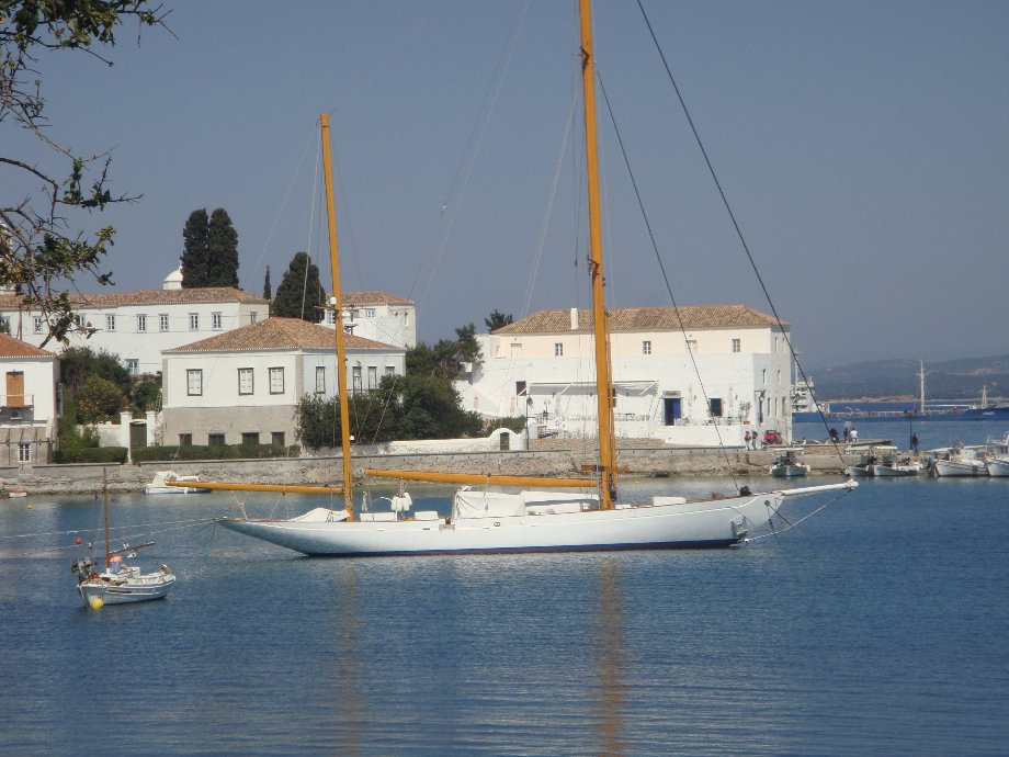 How to get to Spetses with ferry from Piraeus 