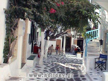 The paved narrow pathways of Mykonos