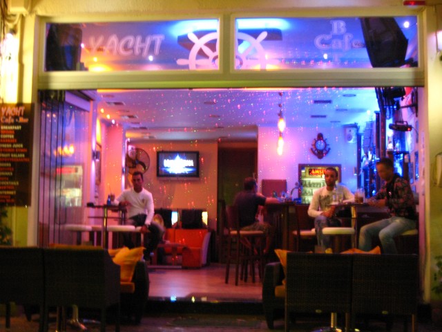 YACHT cafe bar