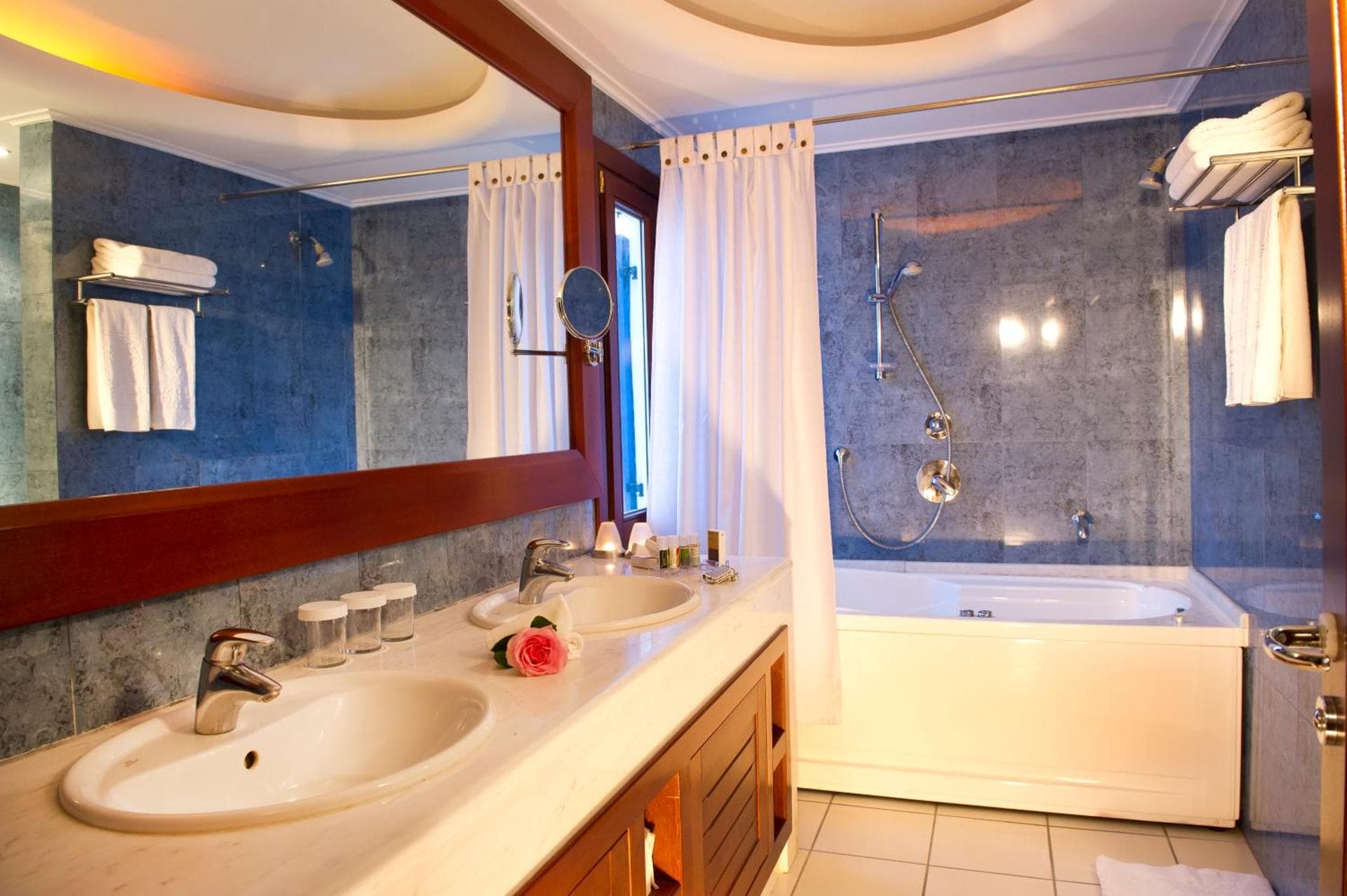 Cozy Honeymoon Suite with Sea View