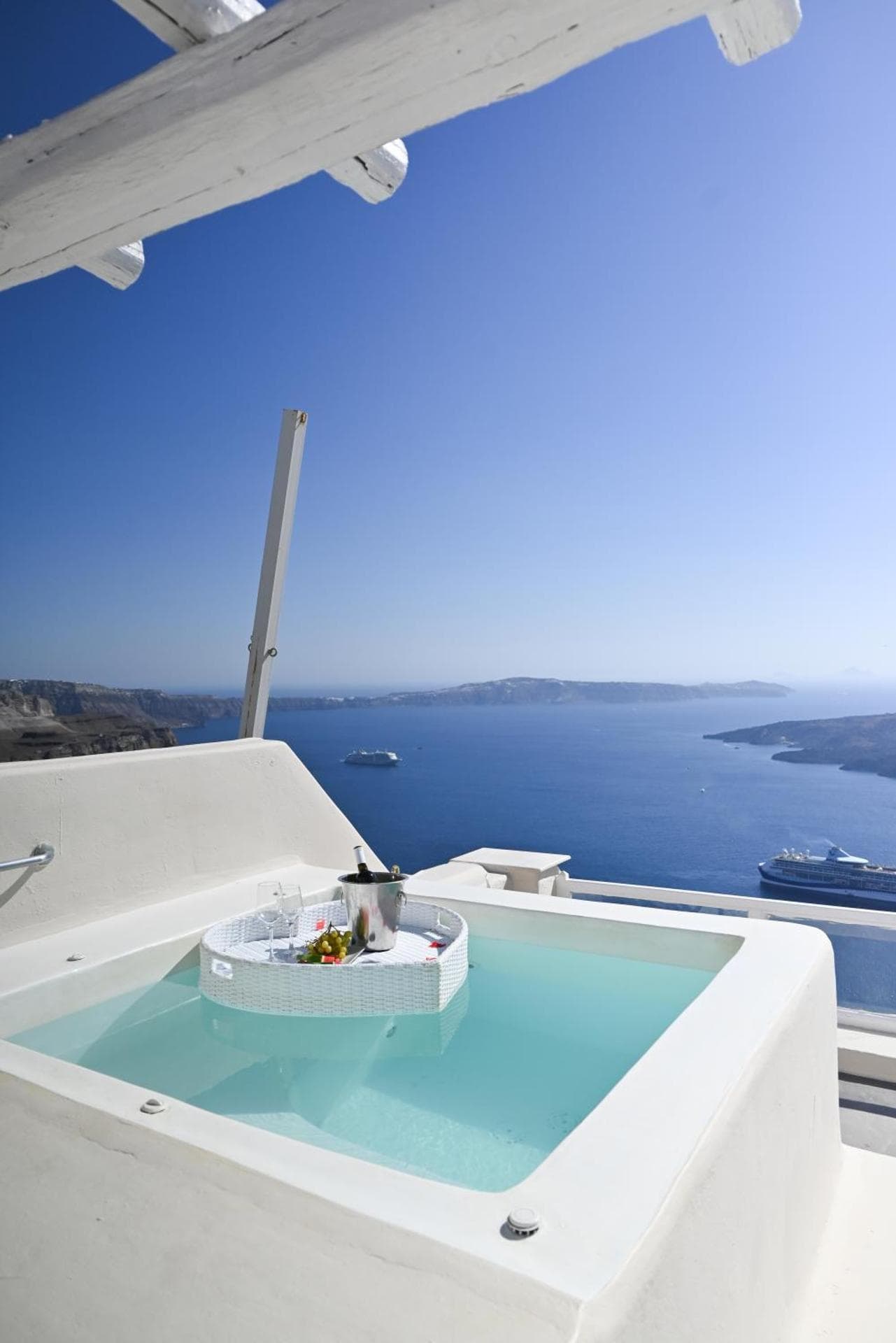 HONEYMOON SUITE WITH CALDERA VIEW & PRIVATE JACUZZI