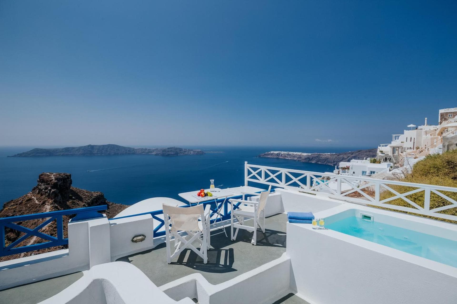 Apartment with outdoor jetted tub with Caldera view