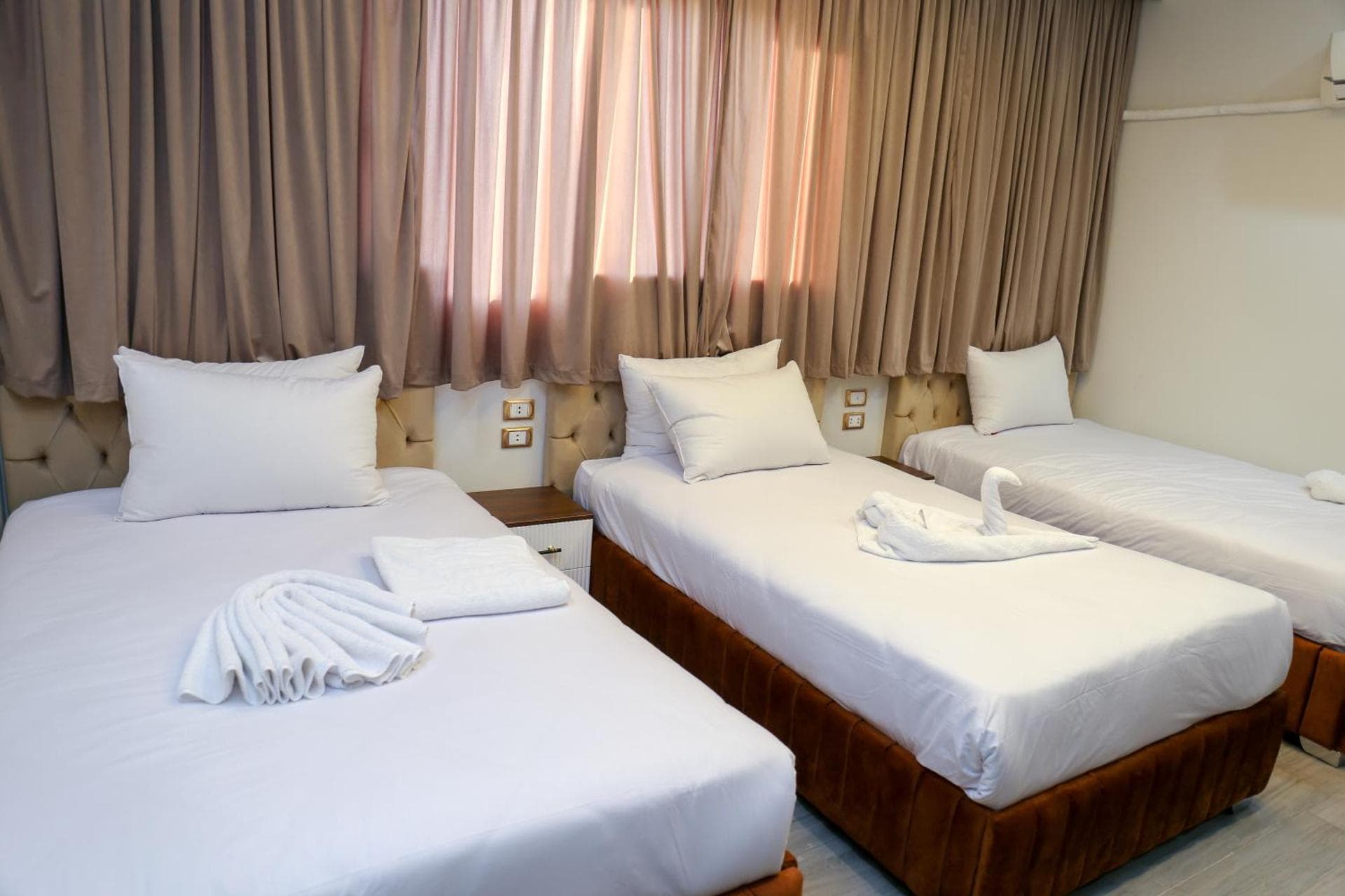 AMADEOS PYRAMIDS INN