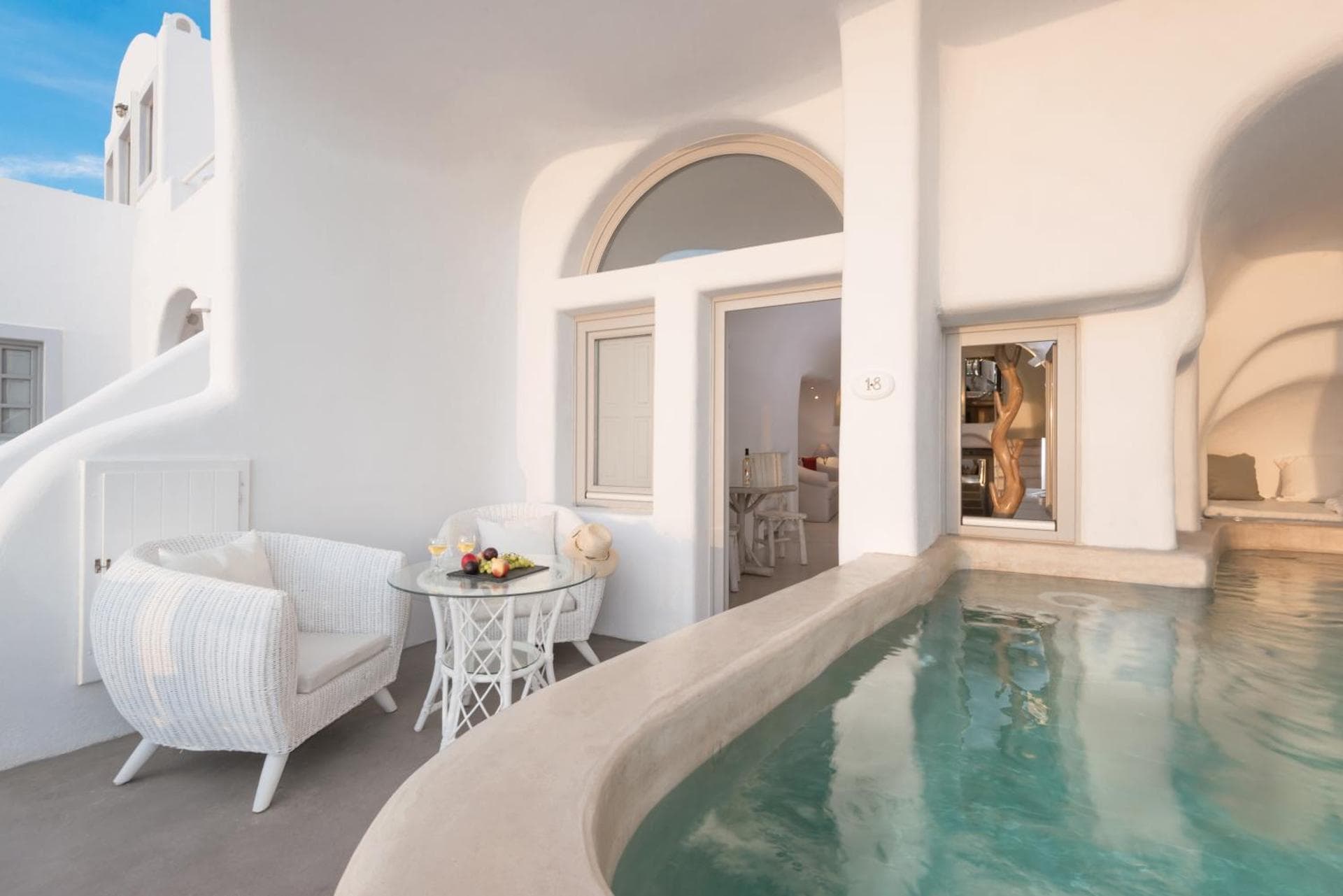 Iliovasilema Suite with Outdoor Private Pool and Caldera View