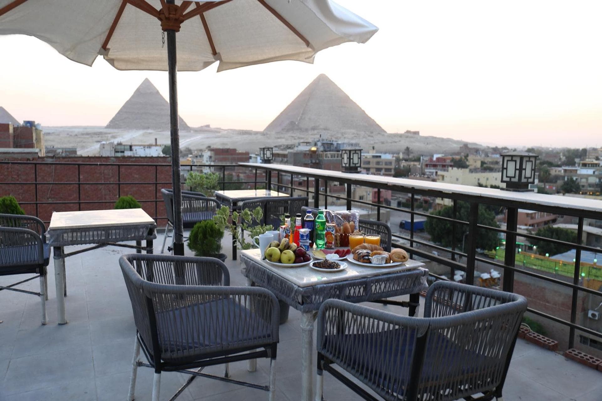AMADEOS PYRAMIDS INN