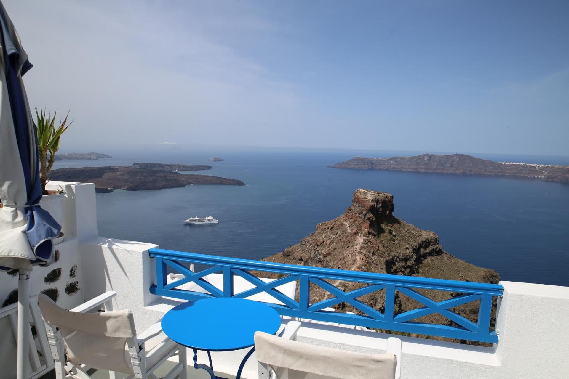 One-Bedroom Apartment with Caldera view