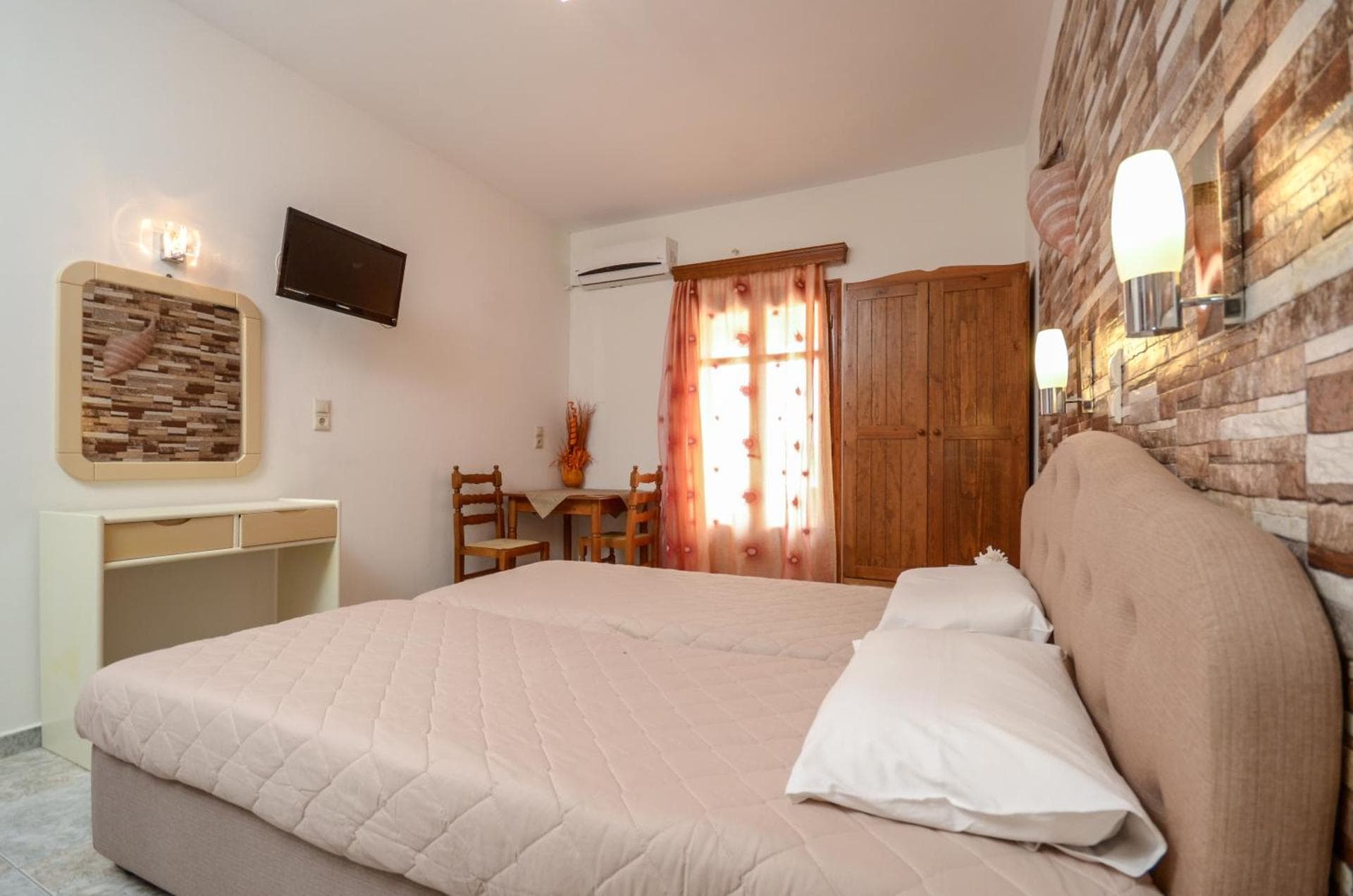 Studio (2 Adults)