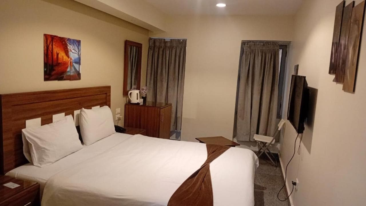 Standard Queen Room