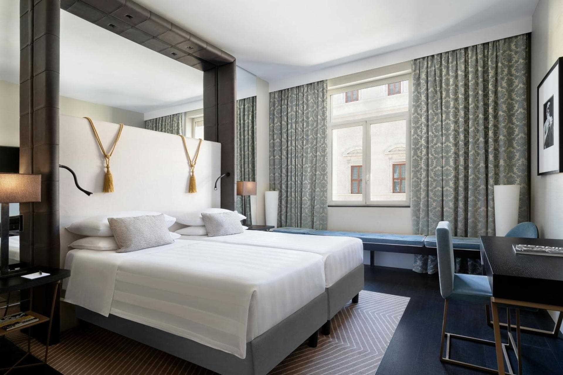 Signature Superior King Room with Terrace and Urban View
