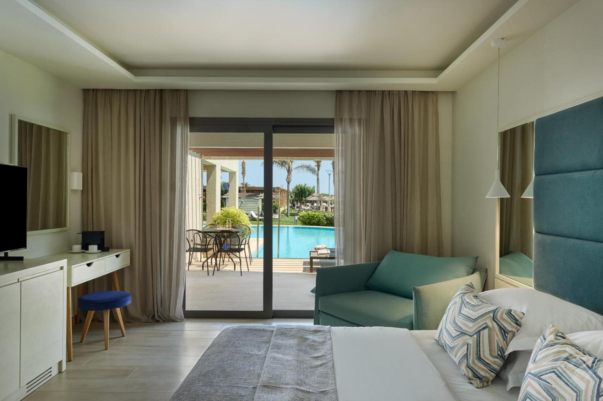 Premium Double Swim Up Room Inland View
