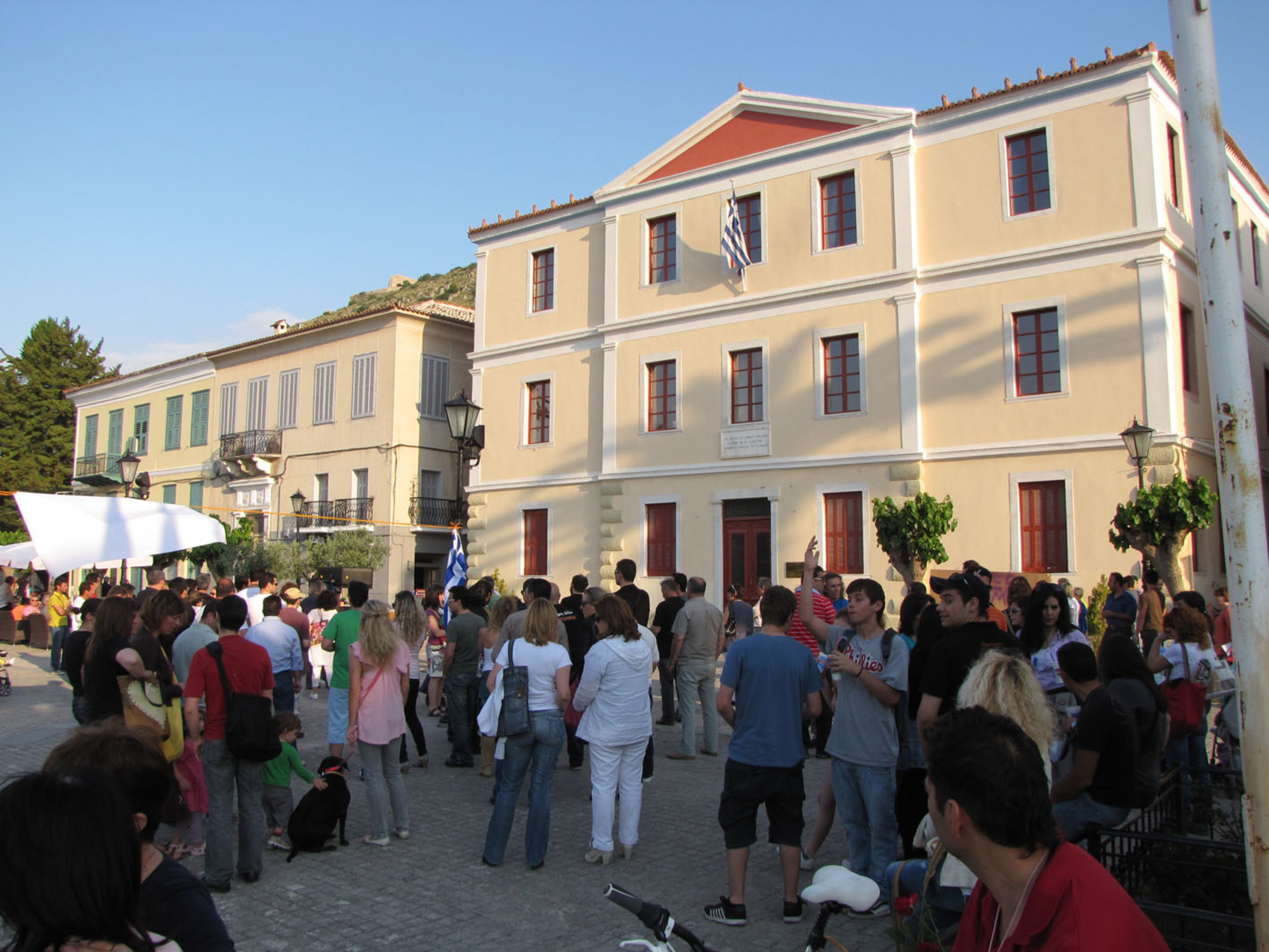 Σχετικά με την Πλατεία Τριών Ναυάρχων