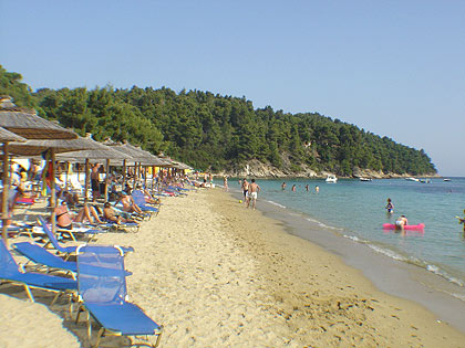 Vromolimnos: a popular beach