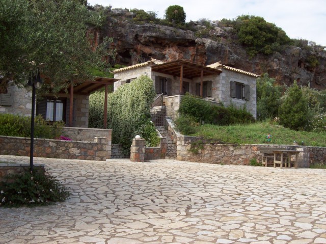 www.kripia.gr   KRIPIA -STONE HOUSES